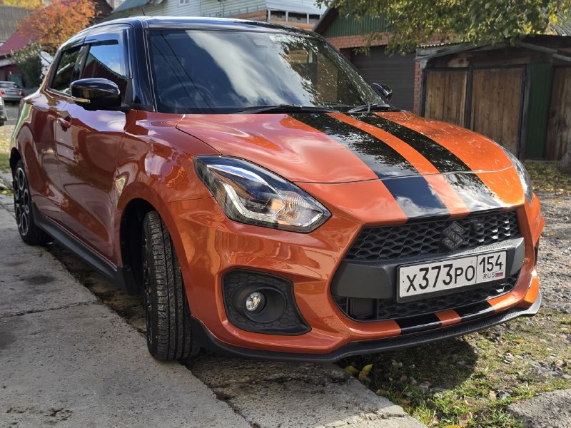 Оранжевый Suzuki Swift Sport с чёрными полосами после оклейки в NEXT.SHINE.CAR